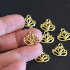 Lot de 10 breloques fleurs de lotus en laiton doré 17 x 14 mm pour vos créations bijoux zen yoga image 1