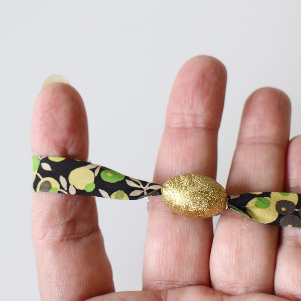 Un bracelet en authentique biais Liberty modèle Wiltshire fleuri et perle olive doré Fait-main