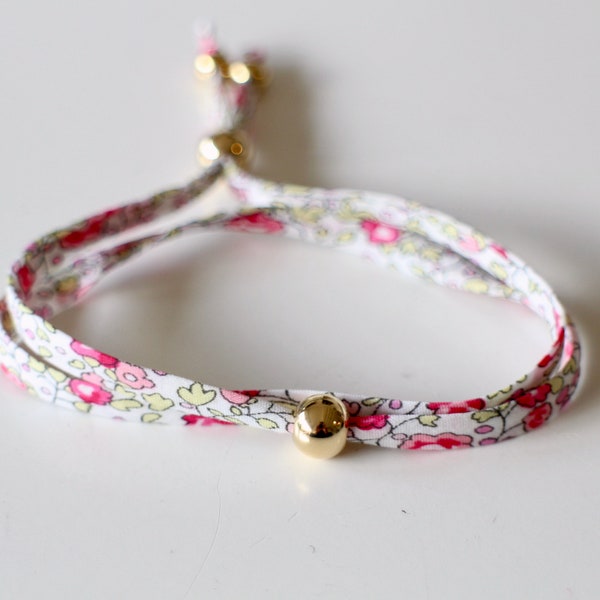 Un bracelet en authentique cordon spaghetti Liberty Éloise classique rose et blanc fleuri et perles en acier inoxydable doré Fait-main