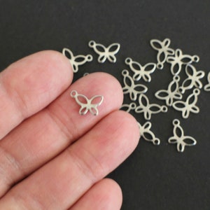 10 ciondoli a farfalla finemente lavorati in acciaio inossidabile argentato 11 x 8 mm per le tue creazioni di gioielli naturali immagine 2