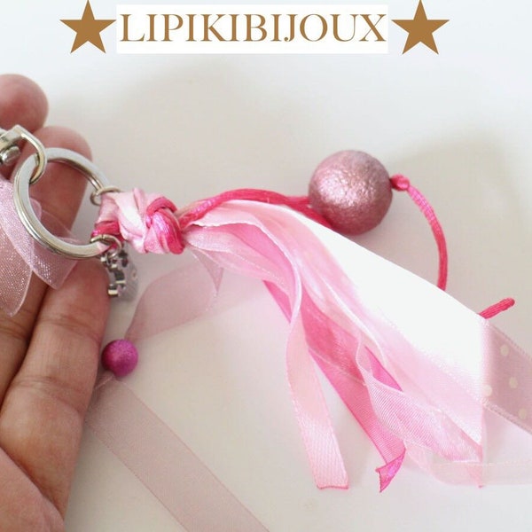 Un porte clé bijou de sac original rose et fuchsia avec breloques et différents ruban satin et mousseline Fait-main emballage cadeau offert