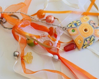 Handgefertigter orange-elfenbeinfarbener Taschenanhänger