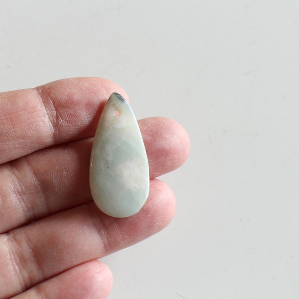 Une breloque perle en gemme amazonite en forme de goutte blanc vert 35 x 17 mm pour vos créations bijoux spirituelles et naturelles