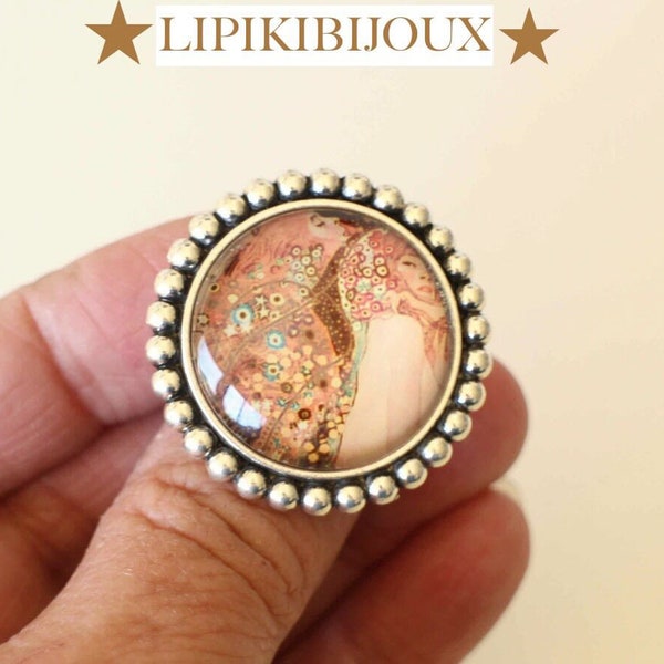 Une bague ronde avec cabochon en verre bombé motif peinture Klimt et cerclé de petites perles Fait-main pochette cadeau offerte