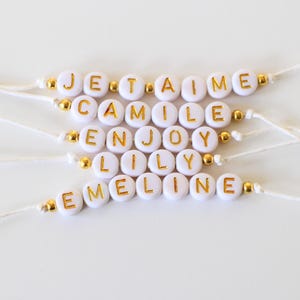 Pulsera personalizada con cuentas de letras blancas y doradas, ajustable, hecha a mano, mensaje con el nombre.