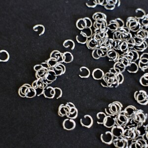 50 anneaux de jonction ronds ouverts en acier inoxydable argent 5 mm apprêts pour vos créations bijoux image 2