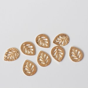4 breloques feuilles en laiton finement ciselées plaqué or 18k 14 x 11 mm pour vos créations bijoux image 2