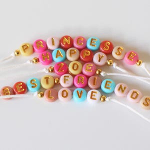 Pulsera personalizada con cuentas de letras multicolores, ajustable, hecha a mano, mensaje con el nombre.