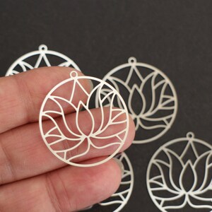 2 estampes fleurs de lotus dans cercle en acier inoxydable argent 33 x 31 mm image 5