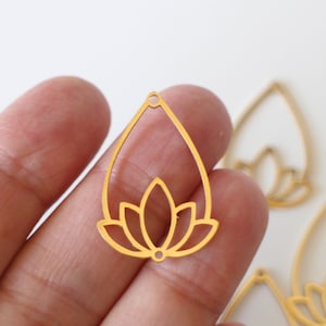 Une breloque pendentif fleur de lotus dans goutte évidée ciselée en acier inoxydable or 30 x 20,5 mm pour vos créations bijoux au style zen image 1