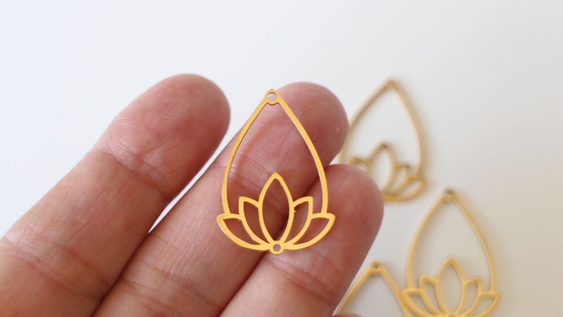 Une breloque pendentif fleur de lotus dans goutte évidée ciselée en acier inoxydable or 30 x 20,5 mm pour vos créations bijoux au style zen image 1