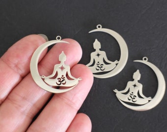 Un pendentif yoga dans croissant de lune ciselée et Ohm en acier inoxydable argent 32 x 29,5 mm pour des créations bijoux nature zen