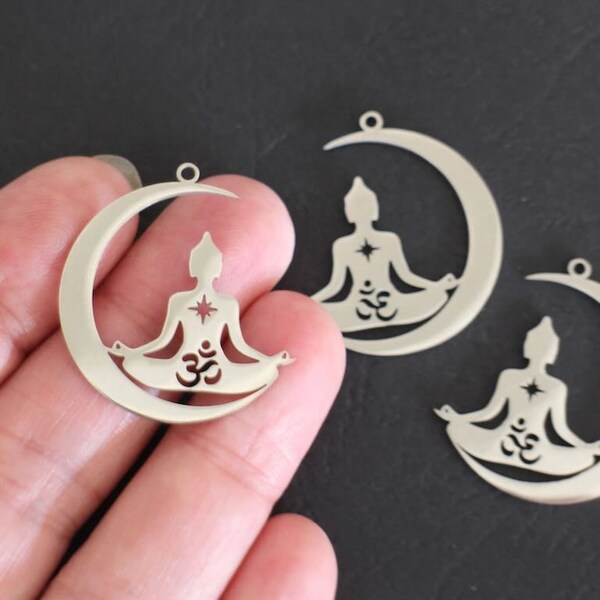 Un pendentif yoga dans croissant de lune ciselée et Ohm en acier inoxydable argent 32 x 29,5 mm pour des créations bijoux nature zen