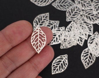 10 breloques feuilles légères , finement ciselées en laiton argenté 24 x 14 mm pour vos créations bijoux nature