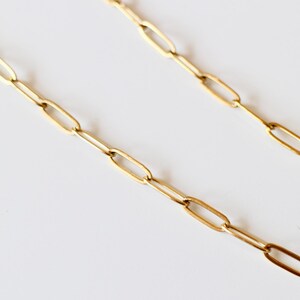 Puede incluir: Un collar de cadena en tono dorado con eslabones rectangulares alargados estilo clip. Los eslabones met&aacute;licos est&aacute;n conectados en un patr&oacute;n continuo y repetitivo, creando un dise&ntilde;o uniforme y estructurado con un acabado met&aacute;lico pulido.