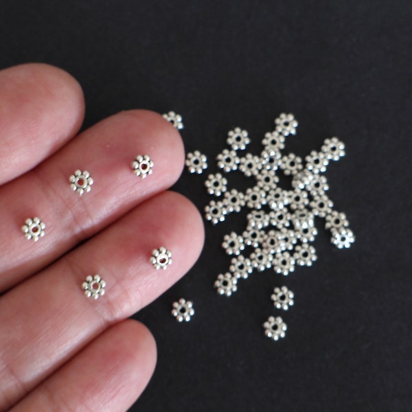 100 petites perles fleurs intercalaires en laiton argenté 4 mm apprêts pour vos créations bijoux