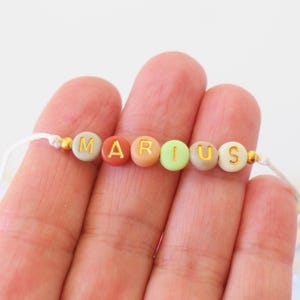 Pulsera personalizada con cuentas de letras multicolores, ajustable, hecha a mano, mensaje con el nombre.