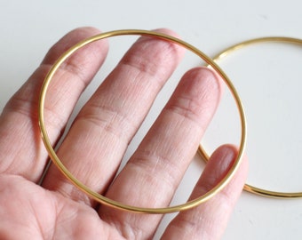 Un bracelet jonc anneau épais en acier inoxydable doré 22 cm possible de le laisser tel quel ou de l'embellir à vos souhaits de breloque ...