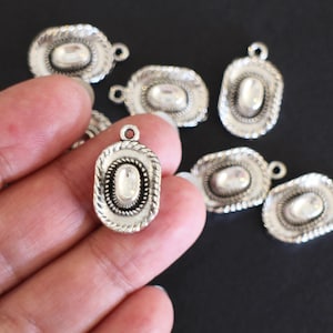 10 ciondoli in metallo argentato a forma di cappello da cowboy 23 x 14 mm