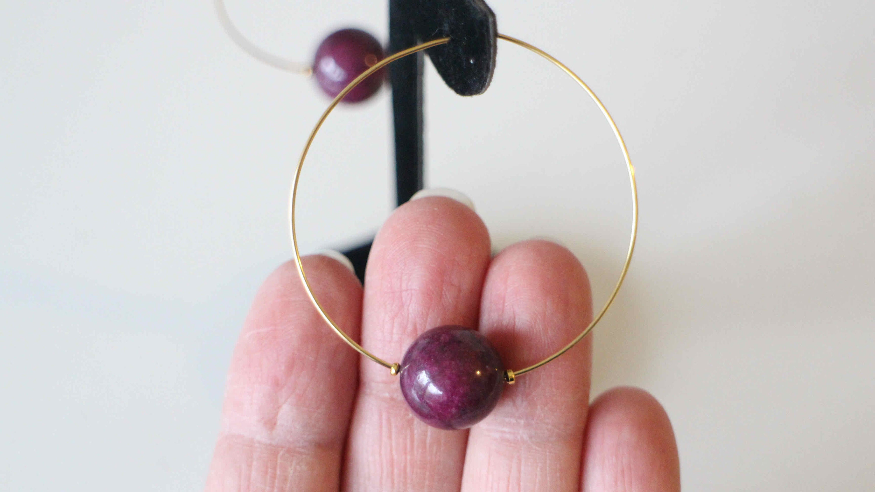 Boucles d'oreille créoles avec perles de verre de bohème création