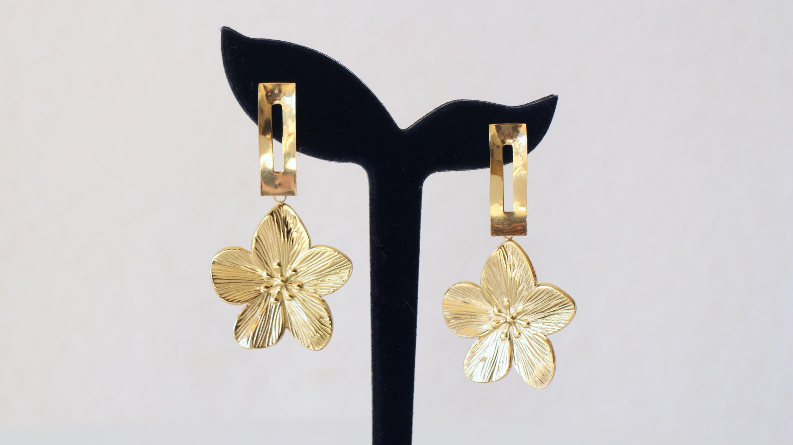 Orecchini a forma di fiore in perle – orecchini pendenti in acciaio inossidabile ipoallergenico in oro/argento, fatti a mano e unici - Italia