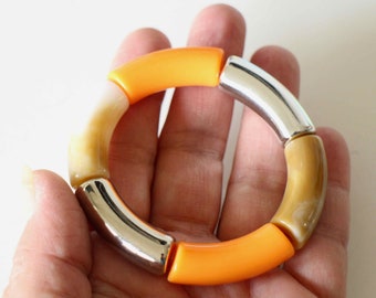 Un bracelet en perles tubes incurvées argent beige marbré et orange en acrylique Fait-main pochette cadeau en organdi blanc offerte
