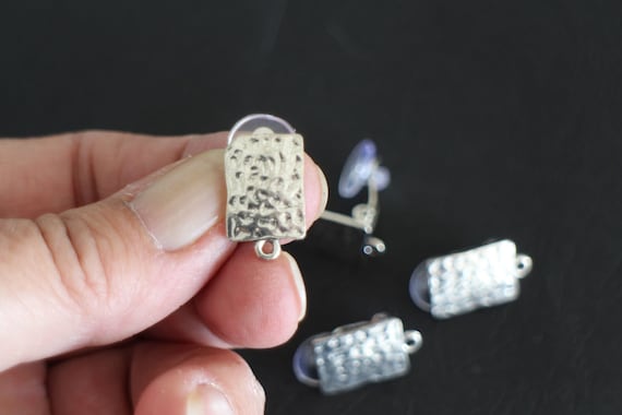 2 supports boucles d'oreilles clips en métal argent vieilli martelé 19 x 12 mm