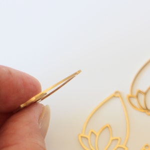 Une breloque pendentif fleur de lotus dans goutte évidée ciselée en acier inoxydable or 30 x 20,5 mm pour vos créations bijoux au style zen image 3
