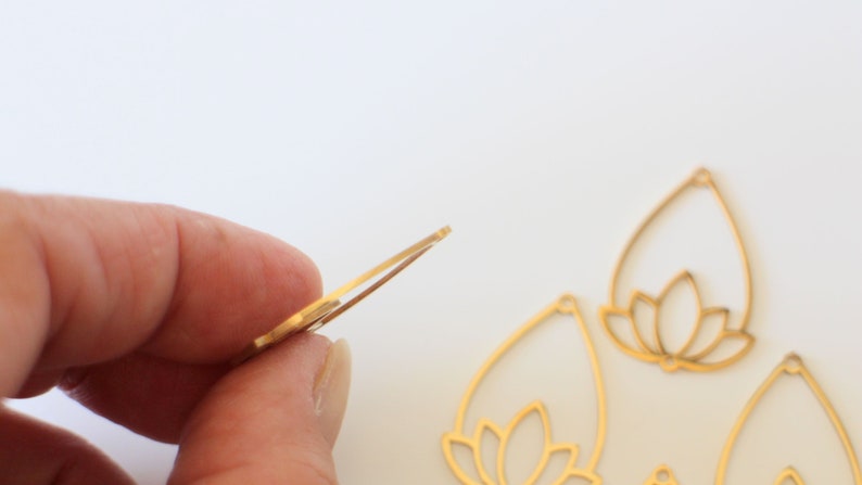 Une breloque pendentif fleur de lotus dans goutte évidée ciselée en acier inoxydable or 30 x 20,5 mm pour vos créations bijoux au style zen image 3