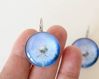 Boucles d'oreilles dormeuses cabochons en verre rond motifs pissenlits blanc bleu Fait-main l'emballage cadeau vous est offert