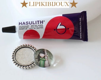 Un tube de colle Hasulith colle très pratique pour coller de façon durable cabochons en verre et résine sur leur support en toutes matières