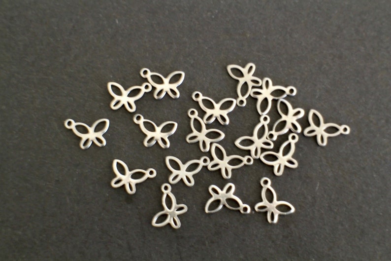 10 ciondoli a farfalla finemente lavorati in acciaio inossidabile argentato 11 x 8 mm per le tue creazioni di gioielli naturali immagine 7