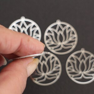 2 estampes fleurs de lotus dans cercle en acier inoxydable argent 33 x 31 mm image 3