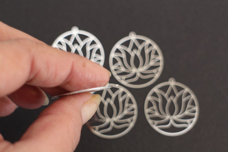 2 estampes fleurs de lotus dans cercle en acier inoxydable argent 33 x 31 mm image 3