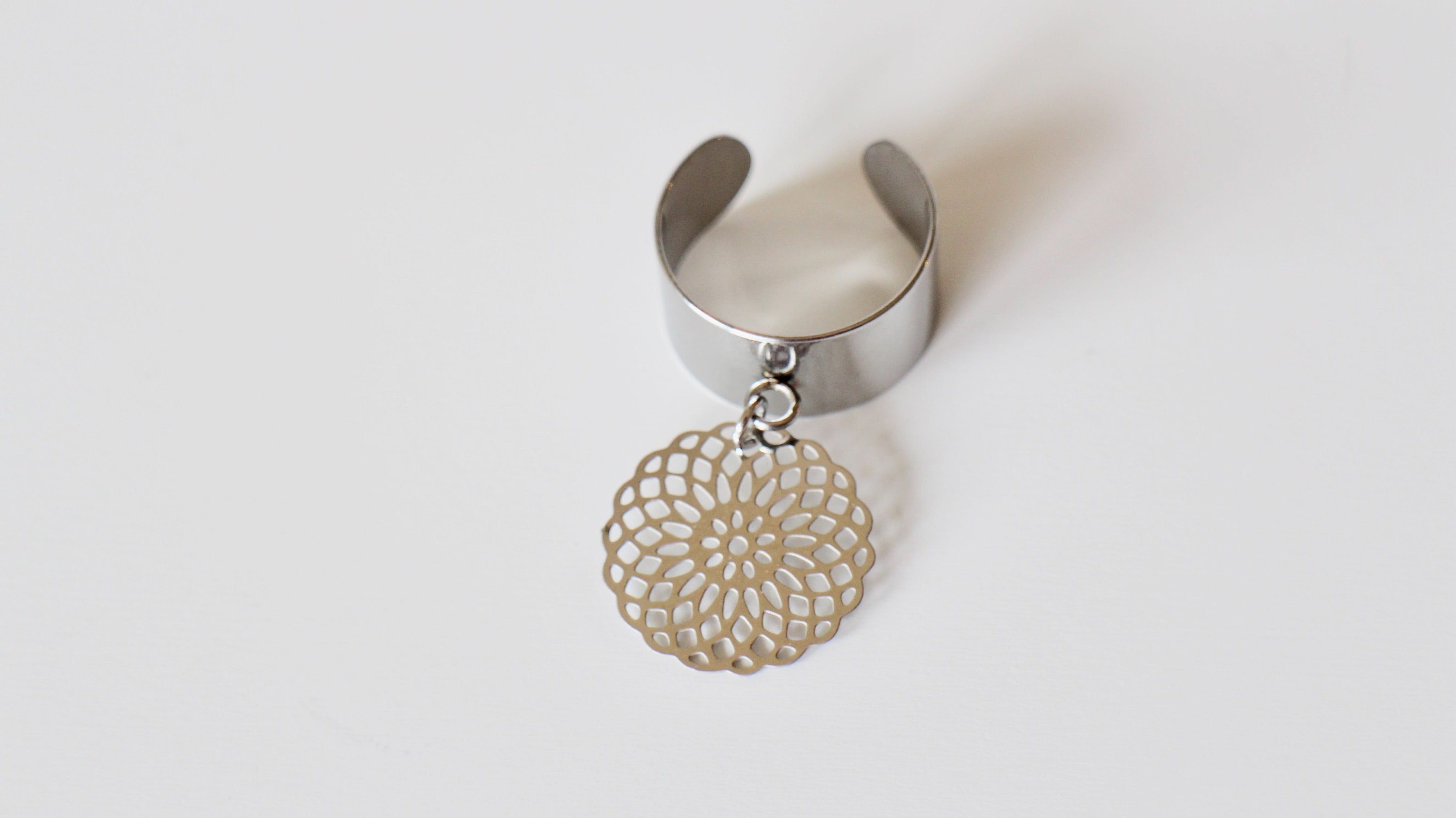Anello aperto da naso (acciaio chirurgico, argento, finitura lucida) con accessorio a fiore