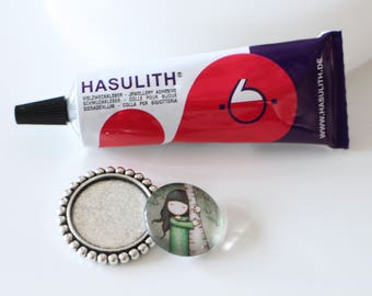 Un praticissimo tubetto di colla Hasulith per incollare permanentemente i cabochon in vetro e resina al loro supporto in tutti i materiali