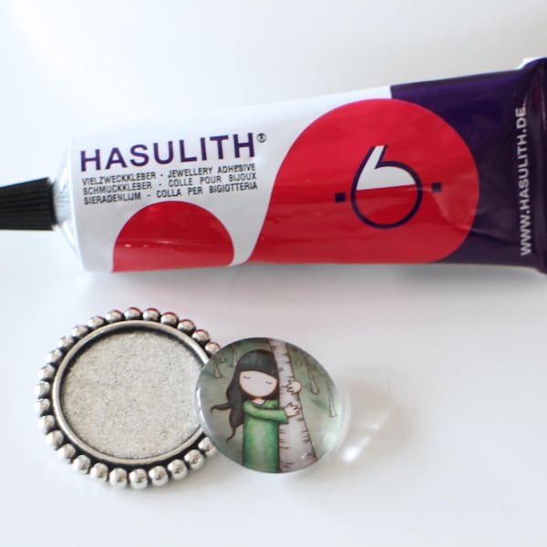 Un tube de colle Hasulith colle très pratique pour coller de façon durable cabochons en verre et résine sur leur support en toutes matières