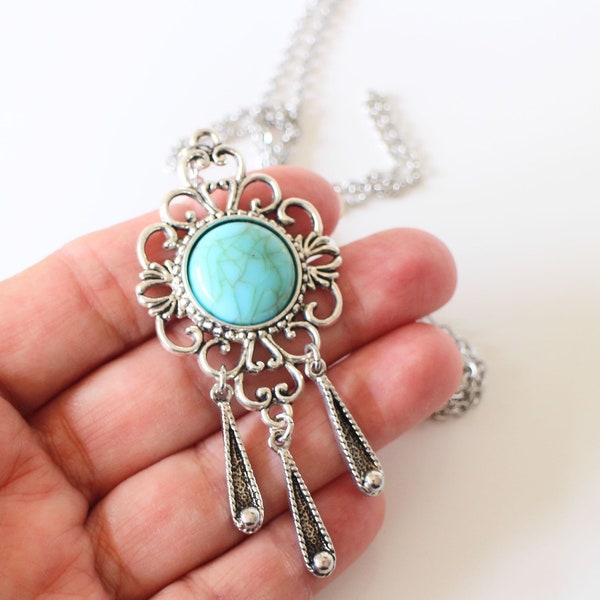 Un collier sautoir chaine en acier inoxydable argent losange à arabesques avec cabochon turquoise et gouttes Fait-main un seul disponible