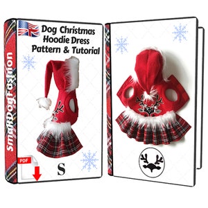 Op de afbeelding: Een PDF-patroon en tutorial voor een rood en zwart geruite hondenhoodiejurk met een rendierontwerp. De jurk heeft een witte bontkraag en een capuchon met een witte bontpompon. Het patroon is voor maat S.