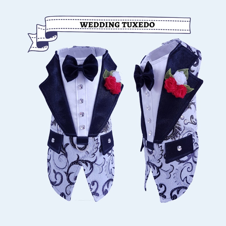 K&ouml;nnte beinhalten: Ein Hunde-Hochzeits-Smoking mit schwarzer Fliege, wei&szlig;em Hemd und marineblauer Jacke. Der Smoking hat ein Blumenmuster auf der Hose und eine Knopflochblume aus roten und wei&szlig;en Rosen. Der Text "WEDDING TUXEDO" steht oben.