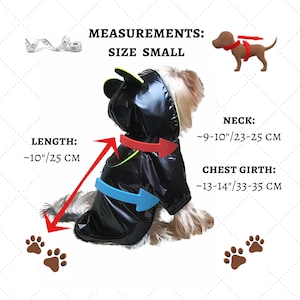 Puede incluir: Chubasquero negro con capucha para perros peque&ntilde;os. El chubasquero tiene un ribete amarillo y se muestra en un perro peque&ntilde;o. Se proporcionan las medidas para la talla peque&ntilde;a: cuello - 23-25 cm, longitud - 25 cm, contorno de pecho - 33-35 cm.