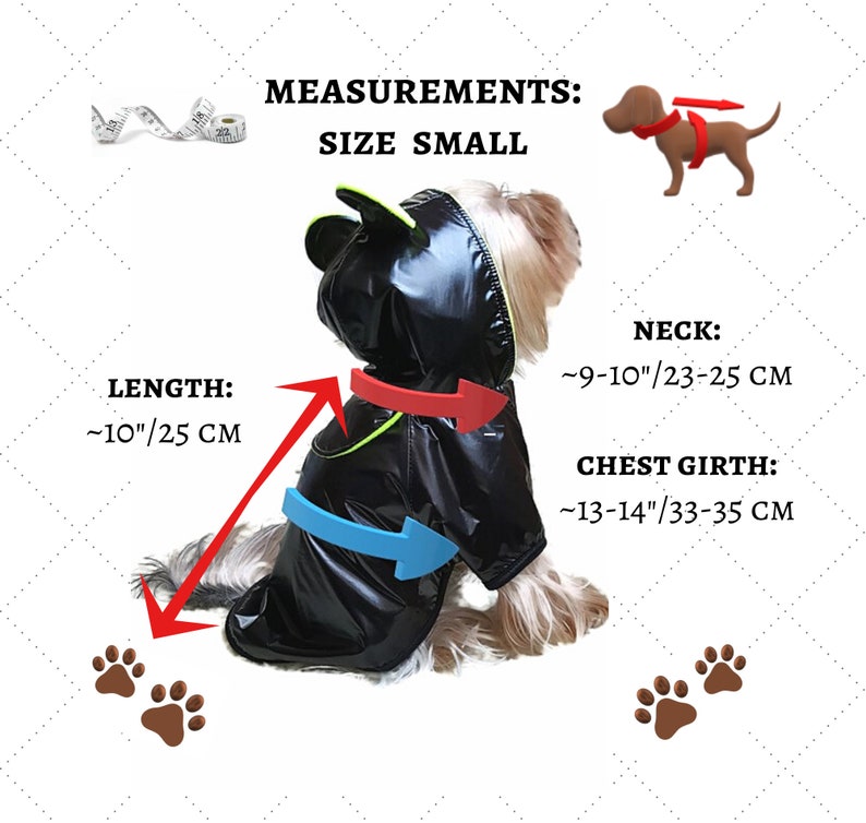 Puede incluir: Chubasquero negro con capucha para perros peque&ntilde;os. El chubasquero tiene un ribete amarillo y se muestra en un perro peque&ntilde;o. Se proporcionan las medidas para la talla peque&ntilde;a: cuello - 23-25 cm, longitud - 25 cm, contorno de pecho - 33-35 cm.