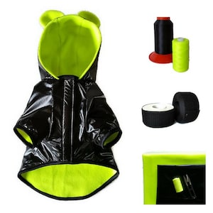 Puede incluir: Chubasquero negro brillante para perro con forro de polar verde ne&oacute;n y capucha. El chubasquero tiene solapas en forma de orejas en la capucha. La imagen tambi&eacute;n muestra hilo negro, cinta de velcro negra e hilo verde ne&oacute;n.