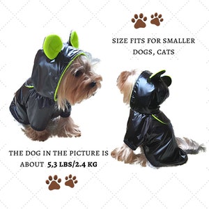 Puede incluir: Chubasquero negro con capucha y orejas verdes para perros y gatos peque&ntilde;os. El perro de la imagen pesa alrededor de 2,4 kg. "Talla adecuada para perros y gatos peque&ntilde;os."