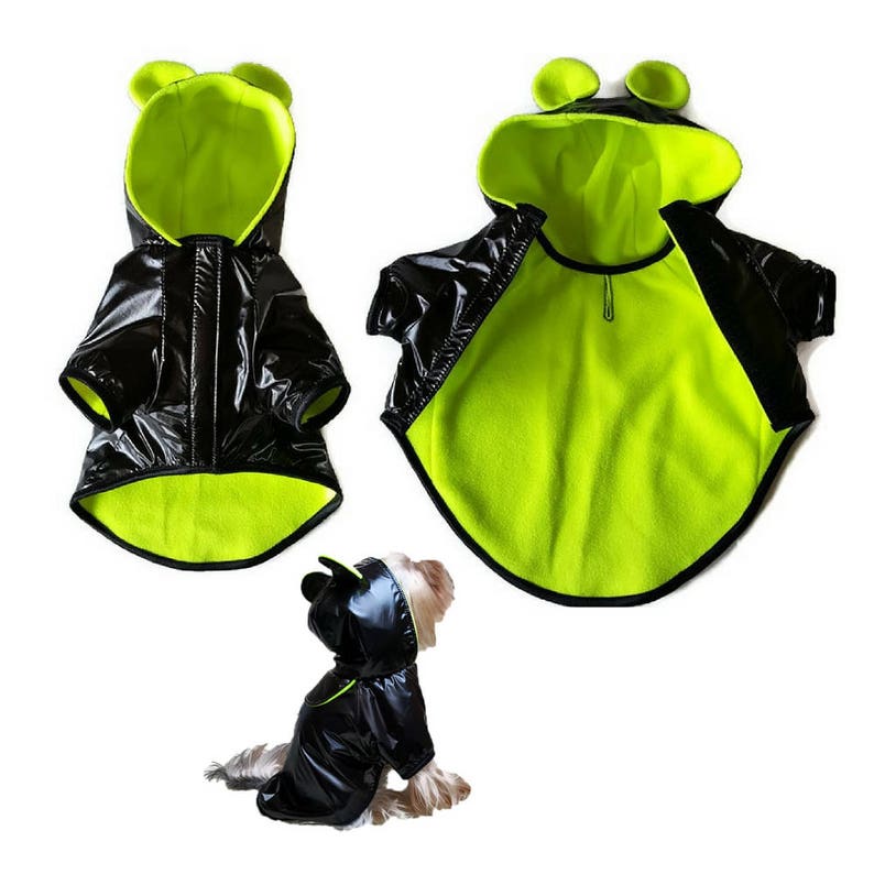 Puede incluir: Chubasquero para perro negro y verde ne&oacute;n con capucha y orejas. El chubasquero es impermeable y tiene un forro de polar. El chubasquero se muestra en un modelo de perro.