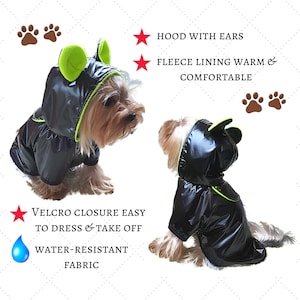 Puede incluir: Chubasquero negro para perro con capucha y orejas verdes. El chubasquero tiene cierre de velcro y es resistente al agua. "VELCRO CLOSURE EASY TO DRESS & TAKE OFF WATER-RESISTANT FABRIC HOOD WITH EARS FLEECE LINING WARM & COMFORTABLE" est&aacute; escrito en la imagen.