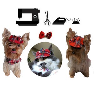 Puede incluir: Dos Yorkshire Terriers con sombreros de cuadros rojos y negros y un gato con un sombrero de cuadros rojos y negros con un lazo. El gato est&aacute; en un c&iacute;rculo.