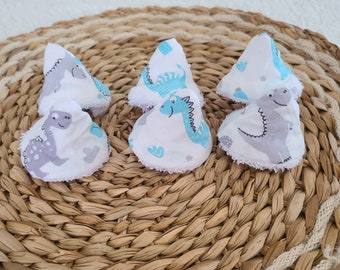 6 tipis à pipi, triangles en éponge blanche  et coton blanc motif dinosaures (cône à pipi, chapeau pipi, anti pipi triangles)