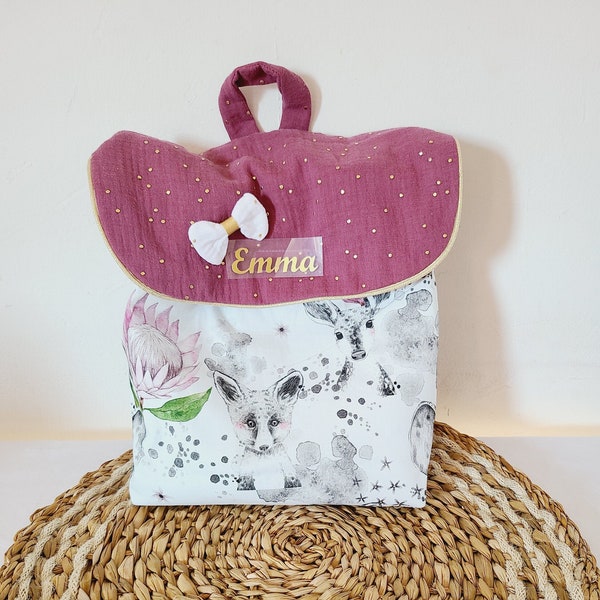 Sac à dos enfant personnalisé ,sac maternelle motifs animaux et double gaze violette à pois dorés , sac pour la crèche ou la nounou