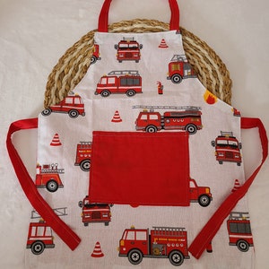 Tablier pour enfant personnalisable motifs camions de pompier Non